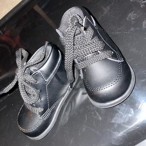 Walking shoes size 2W